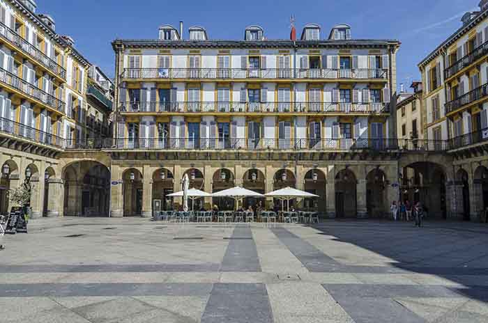 Guipúzcoa - San Sebastián 008 - plaza de La Constitución.jpg